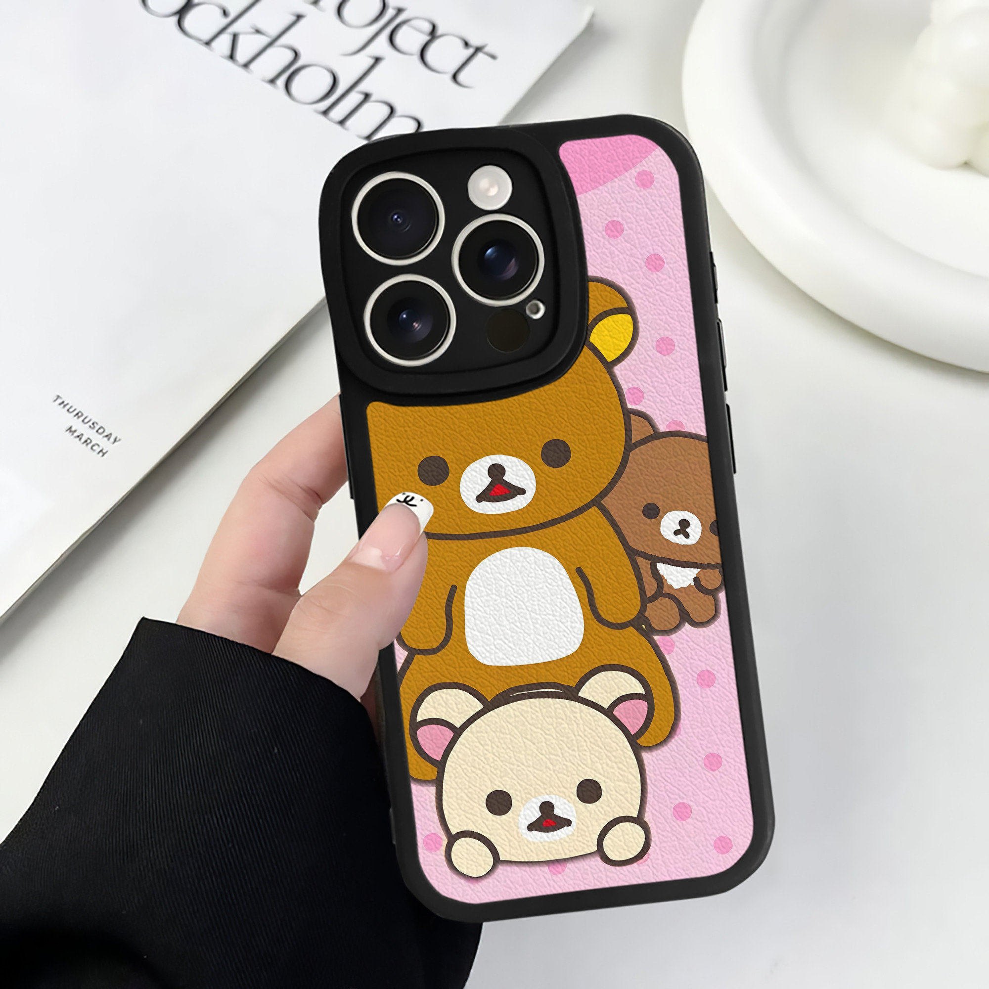 （画像用） リラックマ リラックマ キイロイトリ Rilakkuma Korilakkuma Kiiroitori 【iPhone 16シリーズ対応】シリコンスマホケース（レザー調） 材質：シリコン